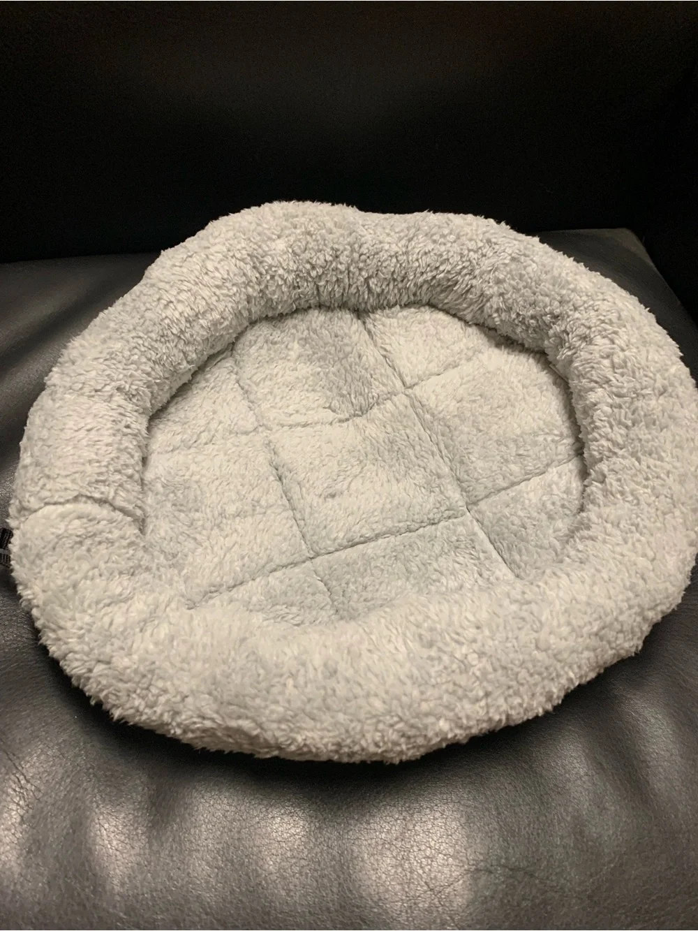 Plush Gray Round Cat Bed – Cozy Pet Lounger